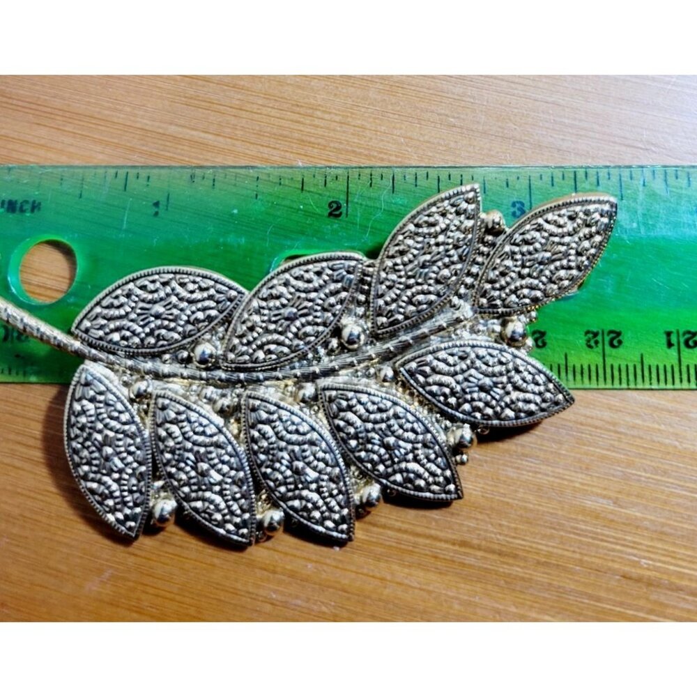 Vintage Art Deco Style Yellow Gold Tone Leaf Design Raised Relief Pin Brooch - Picture 4 of 4